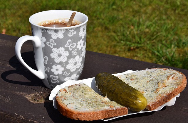 和利物浦一个病情，后防不稳，更衣室失控